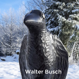 Walter Busch: Schwarzer Vogel auf weißer Stele; Allegorie für das Jahr 2020 - Holzskulptur 